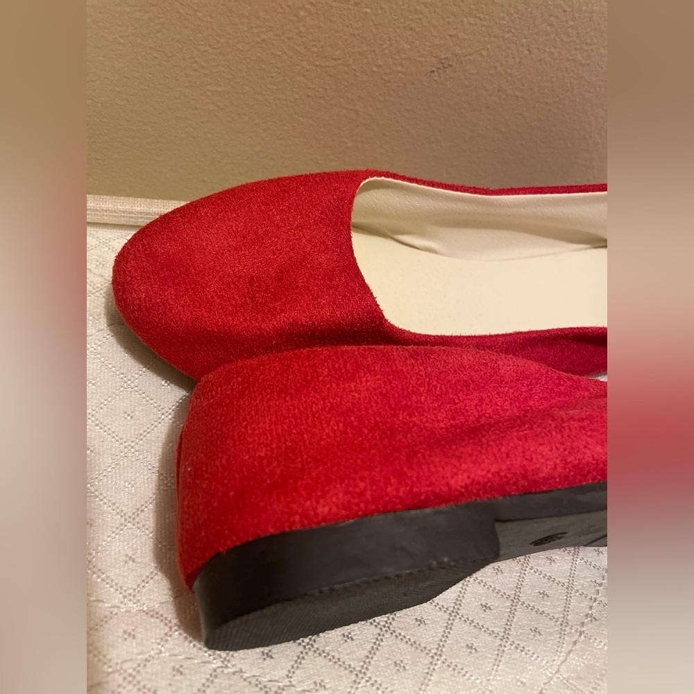 Stunner soft suede Red Women Cute Slip-On Ballet Toe Flats, size 8.5.